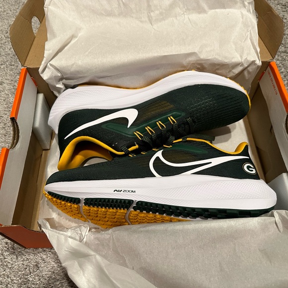 Green Bay Packer Nike Zoom Pegasus - Size 6.5 Men’s. - Picture 2 of 2